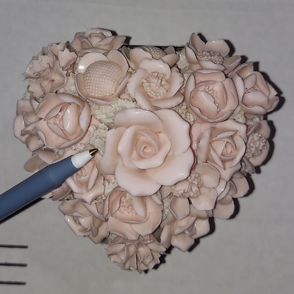Vintage floral heart shaped porcelain trinket box - Picture 14 of 16